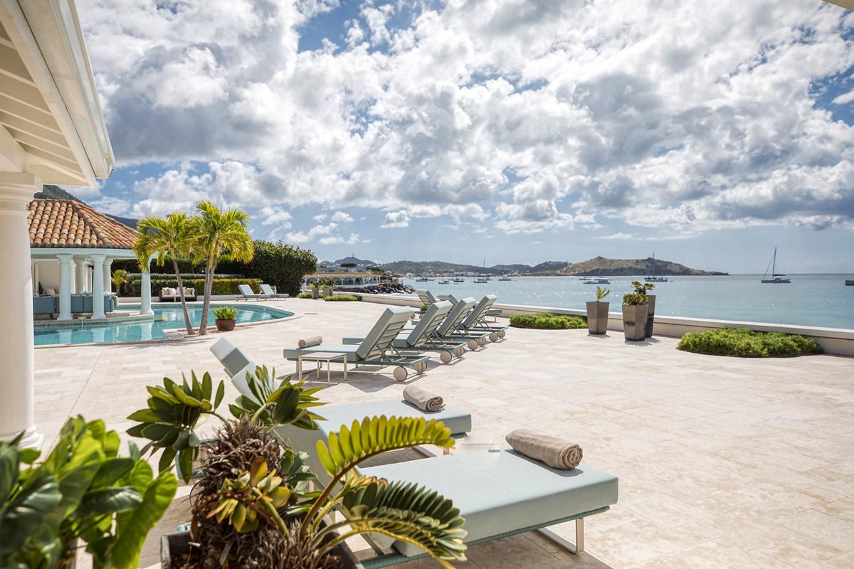 7-PetitePlage4-PoolSeating_A louer villa Grand Case Saint Martin